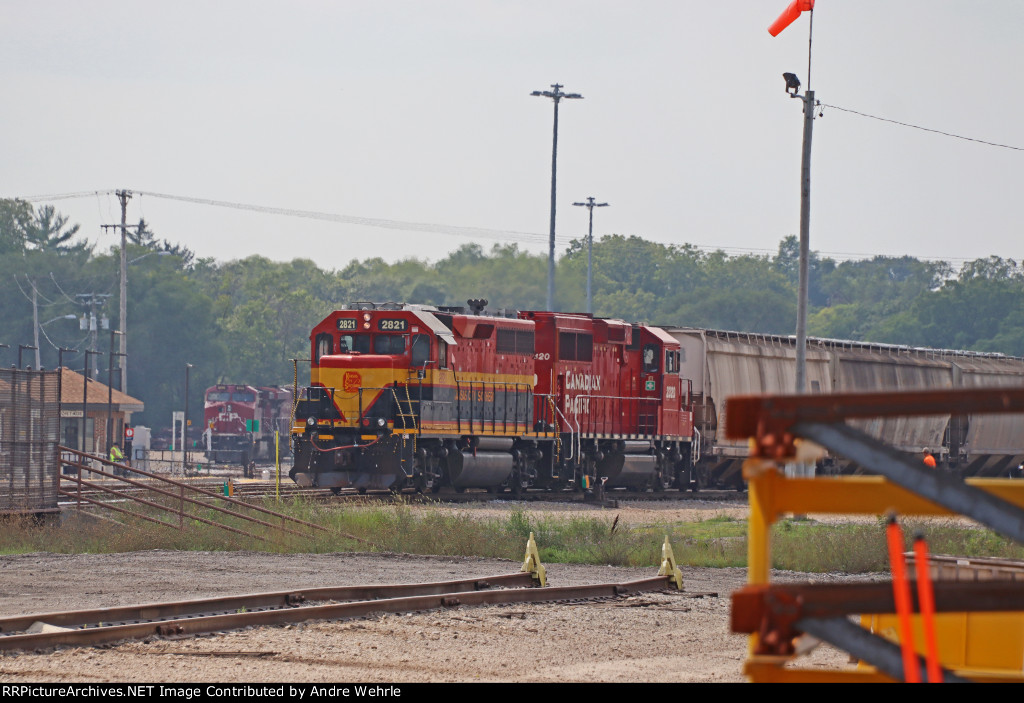 KCS 2821 drills the yard with CP 2320